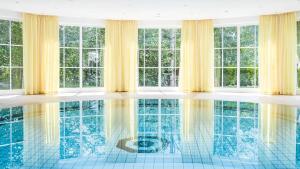 um quarto com uma piscina com janelas em Hotel Marica em Eggen