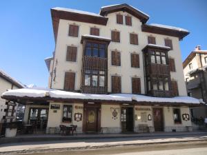Budova, kde se hotel nachází + 19 fotografií