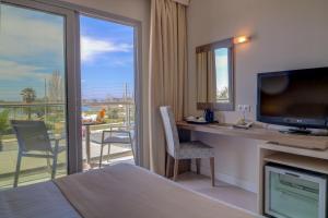 Televiisor ja/või meelelahutuskeskus majutusasutuses Palace Hotel Glyfada