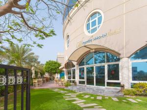 vista sulla parte anteriore dell'edificio di Sharjah Premiere Hotel & Resort a Sharjah