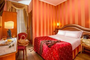 Habitación de hotel con cama, escritorio y cama sidx sidx en Hotel Forte, en Roma