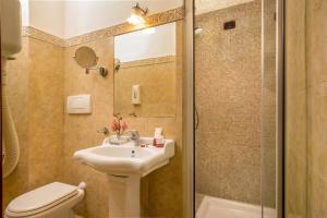 Koupelna v ubytování Hotel Forte