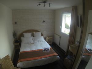 Łóżko lub łóżka w pokoju w obiekcie Logis Hôtel Restaurant L'Empreinte