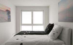 シャルボイツにあるOstseeabenteuerの窓付きの白い部屋のベッド1台