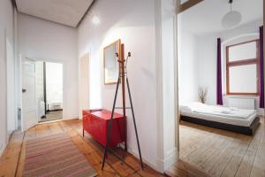 a room with a tripod and a bed in it at 3 Bedroom Apartment (ACERE) in Berlin