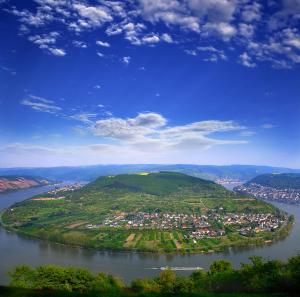 カンプ・ボルンホーフェンにあるRheinpromenadeの川の中の島