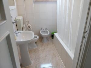 uma casa de banho branca com um WC e um lavatório em Voyage 63 em Lisboa