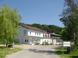 um edifício branco com um sinal de espera em frente em Hirschenwirt em Schönbühel an der Donau