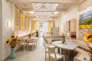 A restaurant or other place to eat at Hirschenwirt