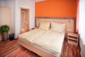 A bed or beds in a room at Hirschenwirt
