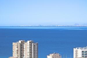 een luchtzicht op de oceaan en gebouwen bij Residence Vacanza Torre Monaco in Benidorm