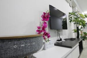 Una televisión o centro de entretenimiento en H2H - ài home @ Majestic Ipoh