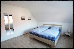 クルムホルンにあるHaus Pilsumer Deichblickのベッドルーム(ベッド1台、窓付)