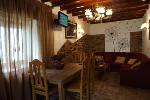 Una sala de estar con una mesa de madera y un sofá. en Casa Maricuelo, en Castropol