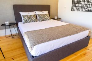 a bed in a room with two tables at Formosa 178 by Guestify in Porto