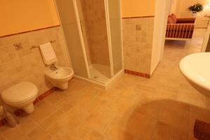 カザラーノにあるB&B Ippocastanoのバスルーム(トイレ、シャワー、シンク付)