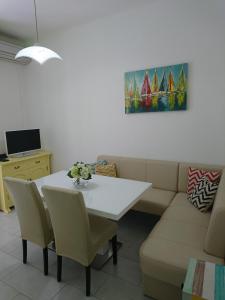 ein Wohnzimmer mit einem weißen Tisch und einem Sofa in der Unterkunft Apartment Spalatina in Split