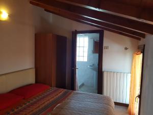 1 dormitorio con 1 cama y puerta al baño en San polo house, en Parma