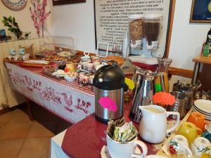 un tavolo con un buffet di cibi e caffè di Il Giogo Agriturismo a Rosignano Marittimo