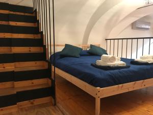 ローマにあるLa BeCocca di San Lorenzo-loft in blueのベッドルーム1室(二段ベッド2台、階段付)
