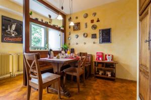 een eetkamer met een tafel en stoelen bij La Rose Trémière in Wintzenheim-Kochersberg