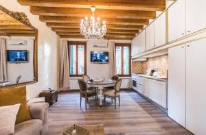 a kitchen and dining room with a table in a room at CA' TEATRO VECCHIO in Venice