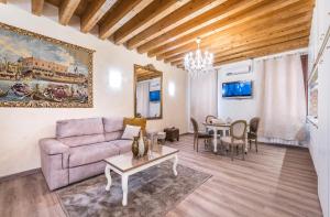 a living room with a couch and a table at CA' TEATRO VECCHIO in Venice