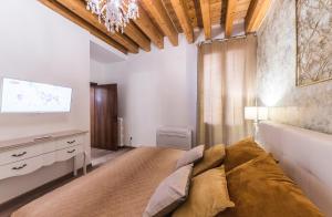 a bedroom with a large bed and a television at CA' TEATRO VECCHIO in Venice