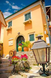 a street light in front of a house with flowers at Villa Conte Rari in Agios Gordios