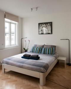 a bedroom with a bed in a room at Kuwadro Guesthouse Centrum in Amsterdam