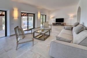 un salon avec un canapé et une table dans l'établissement Villa Corso, à Portocolom