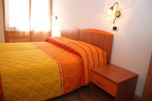 Albergo diffuso Valcellina e Val Vajont in Claut房間的床