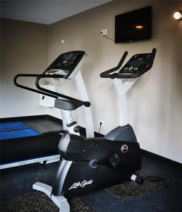 a gym with a treadmill and a tv on a wall at Villa Romeo in Étang-Salé
