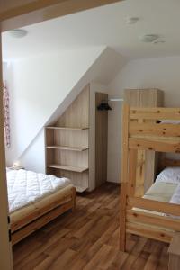 1 Schlafzimmer mit 2 Etagenbetten und einer Treppe in der Unterkunft Apartmány Loučná nad Desnou in Loučná nad Desnou