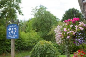 PewseyにあるThe Seven Stars Innの花藪庭園の看板