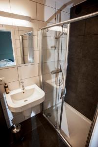 a bathroom with a sink and a shower at B&B De Meren in Aarschot