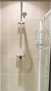 um chuveiro com uma mangueira na casa de banho em The Norman Guest House em Dover