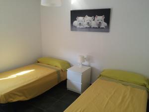 Habitación con 2 camas y una foto de gatos en Hello Oliva Beach BB, en Oliva