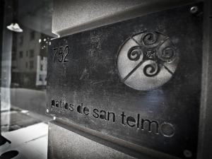 un primer plano de un letrero de metal con las palabras Santa tamiana en Patios de San Telmo en Buenos Aires
