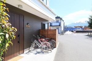 un gruppo di biciclette parcheggiate accanto a un edificio di Fuji scenic house 73 a Fujikawaguchiko