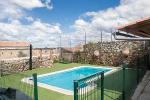 - une piscine dans une cour dotée d'un mur en pierre dans l'établissement Casa Rural El Portalino, à Ruanes