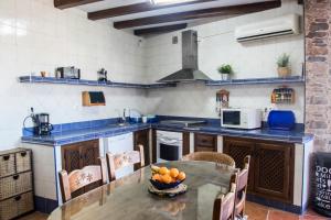 - une cuisine avec une table et un bol d'oranges dans l'établissement Casa Rural El Portalino, à Ruanes