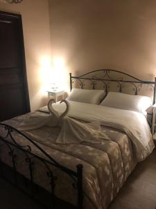 バーリにあるPerla Del Mareのベッドルーム1室(白いシーツとランプ付)