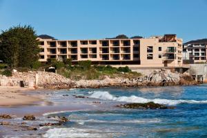 a hotel on the shore of a beach next to the ocean at Monterey Bay Inn in Monterey
