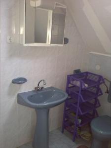 A bathroom at Hutter Vendégház