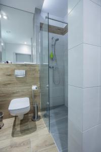 y baño con aseo y ducha. en Blu Residence, en Zielona Góra