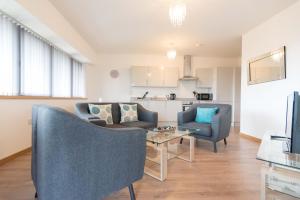 sala de estar con 2 sillas y mesa en Comfortable Modern Apartment in Swindon, FREE parking sleeps up to 5, en Swindon