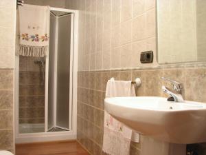 un baño con lavabo y espejo en Aparthotel Santa Marina, en Cuéllar 61 fotos más