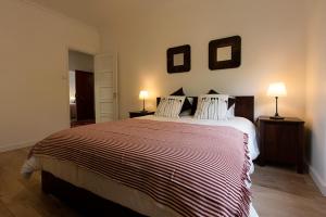 sypialnia z dużym łóżkiem z 2 lampami w obiekcie Rato Deluxe by Homing w Lizbonie
