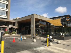 un edificio con una motocicleta estacionada frente a él en Espectacular departamento frente al casino!! en Viña del Mar